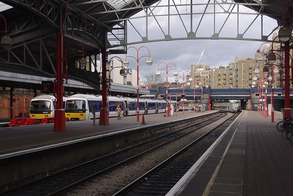 Several platforms at Marylebone train station. At two platforms on the far left there are trains, the other visible platforms are empty.